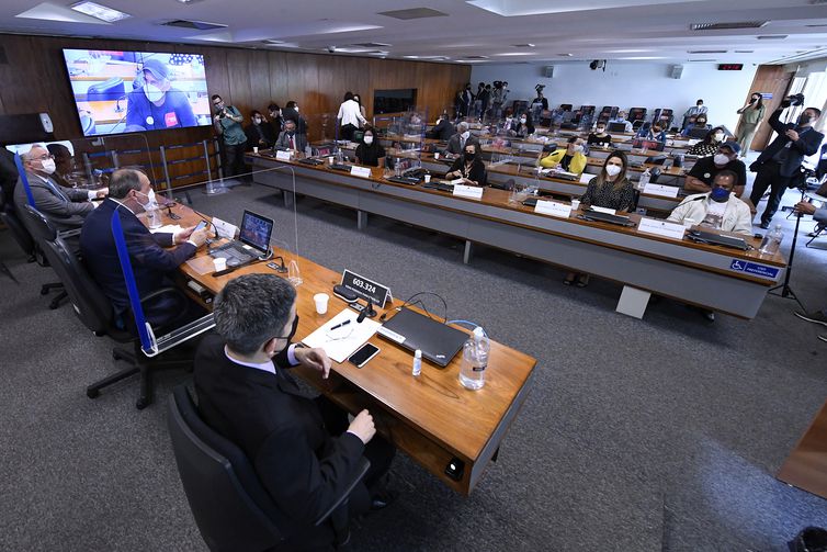 Comissão Parlamentar de Inquérito da Pandemia (CPIPANDEMIA) realiza audiência pública destinada a ouvir o depoimento de vítimas diretas e indiretas atingidas pela Covid-19. Conforme proposto em requerimento, os convidados representam as cinco