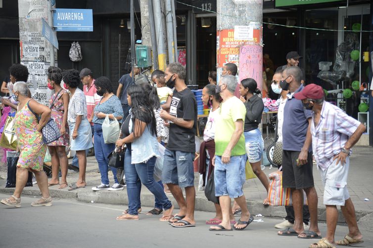 População caminha no centro de Duque de Caxias, primeiro município do Rio de Janeiro a flexibilizar o uso de máscara.