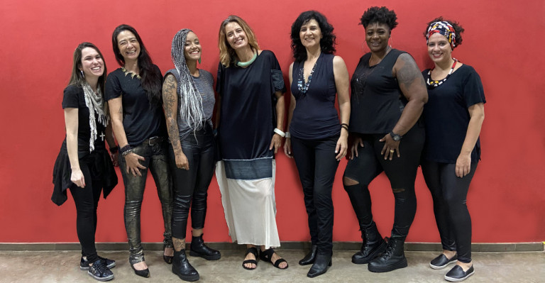 Grupo Samba da Rainha, composto apenas por mulheres, se apresenta na quinta