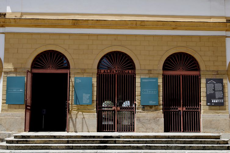 O centro cultural Casa França-Brasil reabre após um ano de fechamento e recebe a mostra Casa Aberta: Paisagens, na região central do Rio de Janeiro.