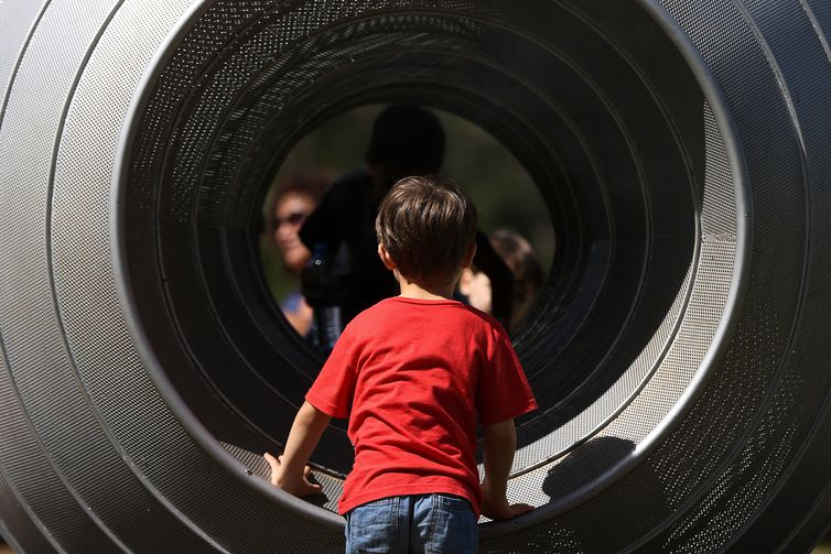 Brasília - Pais e crianças comemoram o Dia Mundial do Brincar, com feira de troca de brinquedos, contação de histórias e brincadeiras tradicionais  (Marcelo Camargo/Agência Brasil)