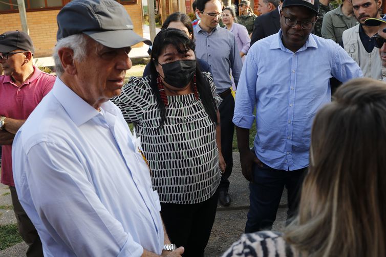 Os ministros da Defesa, José Múcio, dos Direitos Humanos, Silvio Almeida, e a presidente da Funai, Joênia Wapichana, na Casa de Saúde do Índio, onde está instalada o Hospital de Campanha da FAB. 