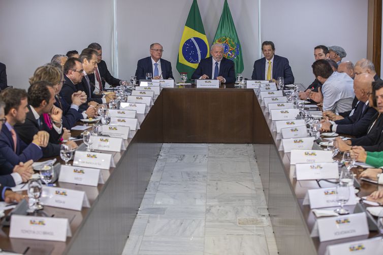 Brasília (DF) 25/05/2023 - O presidente Luiz Inácio Lula da Silva (c), acompanhado do vice-presidente, Geraldo Alckmim (e) e do Ministro da Fazenda, Fernando Haddad (d) participam da reunião com Entidades Representativas do Setor Automotivo, nesta quinta feira no Palácio do Planalto. Foto: Joédson Alves/Agência Brasil