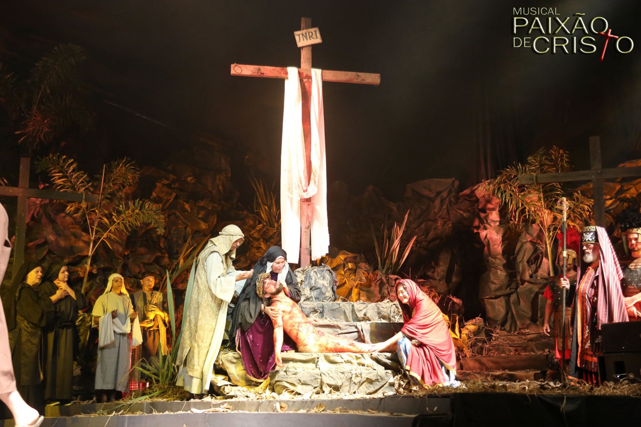 Momento na peça após a crucificação de Jesus