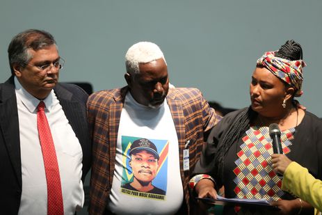 O ministro da justiça, Flavio Dino,  com os pais de Moise Kabagambe, no   lançamento do Programa de Atenção e Aceleração de Políticas de Refúgio para Pessoas A frodescendentes.