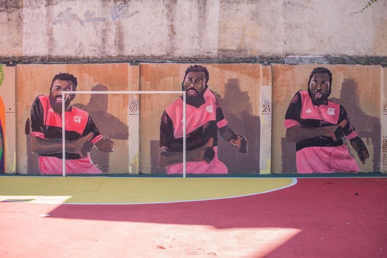 Morro dos Prazeres, em Santa Teresa, recebe novo colorido na segunda etapa do projeto Revitaliza Graffiti.