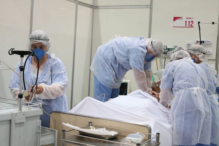 Médicos fazem treinamento no hospital de campanha para tratamento de covid-19 do Complexo Esportivo do Ibirapuera.