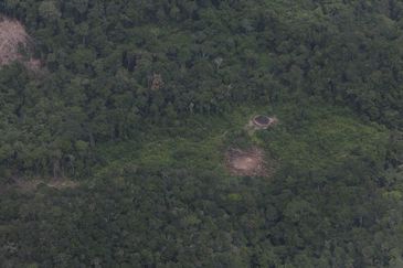 Malocas de aldeias Yanomamis na região do Surucucu, dentro da Terra Indígena Yanomami, Oeste de Roraima, avistadas em sobrevoo da Força Aéra Brasileira para lançamendo de suprimentos em ajuda humanitária.   