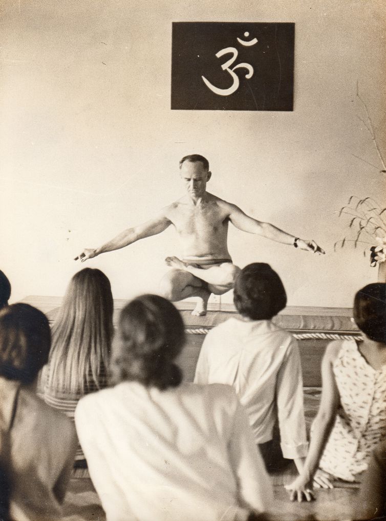 Pioneiro da yoga no Brasil, professor Hermógenes