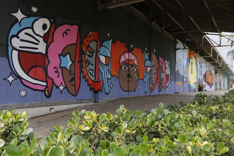  Distrito de Arte do Porto, na Zona Portuária do Rio de Janeiro, apresenta murais de graffiti ao longo do Passeio Ernesto Nazareth, formando uma galeria de arte urbana a céu aberto