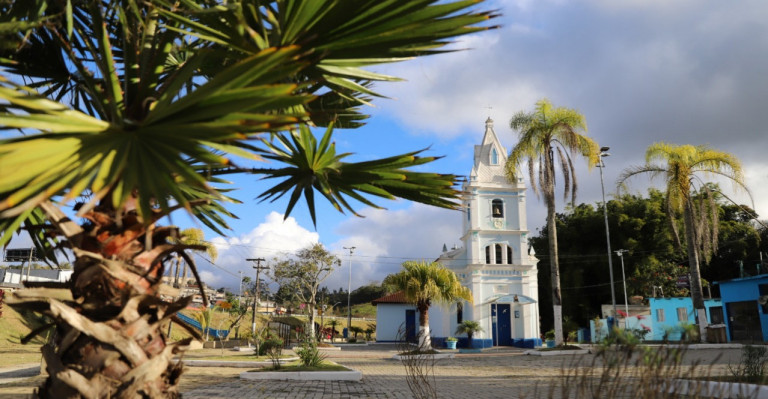 A Praça Ernestina Maria de Jesus Bianchi e a Igreja do Baruel são pontos principais de Suzano