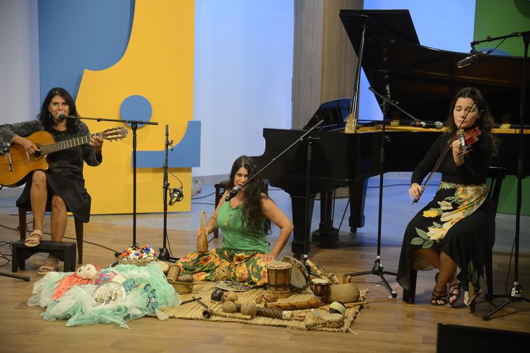 A dupla Chay e Ivone Torres, Catucando História pra Cantar acompanhadas por Duda Serra Lima durante apresentação dos finalistas do Festival de Música Rádio MEC