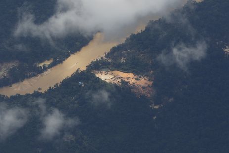 Rios contaminados têm coloração e margem afetados pela atuação de garimpo ilegal na região do Surucucu, dentro da Terra Indígena Yanomami, Oeste de Roraima, avistados em sobrevoo da Força Aéra Brasileira para lançamendo de suprimentos. 