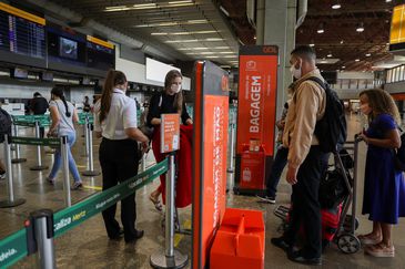 .Pessoas fazem check-in paa voo da Gol no aeroporto de Guarulhos durante a pandemia do coronavirus. 19/5/2020.REUTERS/Amanda Perobelli