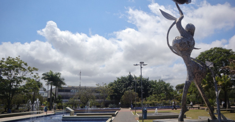 Além do painel, a Praça Cidade das Flores tem uma escultura de onze metros de altura dos artistas plásticos Lúcio e Rodrigo Bittencourt