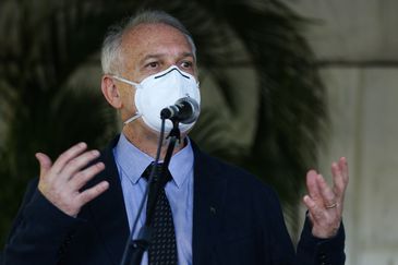 O diretor do Instituto de Biotecnologia em Imunobiológicos (Bio-Manguinhos), Maurício Zuma,fala à imprensa, após visita às instalações de produção da vacina da Fiocruz/ Oxford /AstraZeneca, no Rio de Janeiro.