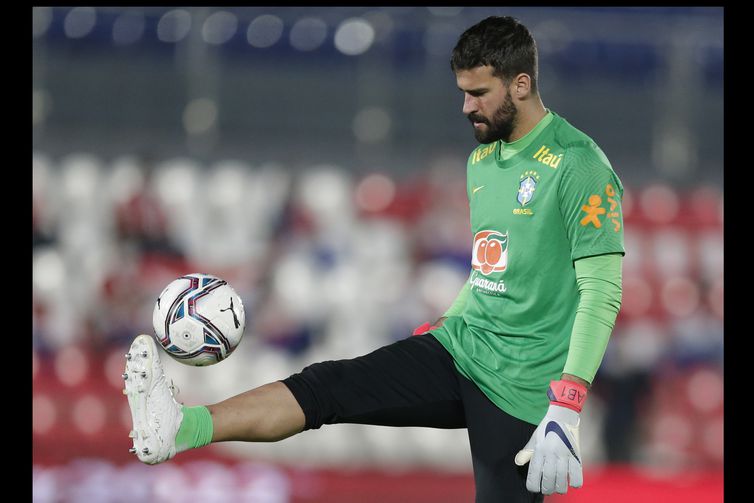 Goleiro Alisson durante aquecimento antes de jogo do Brasil