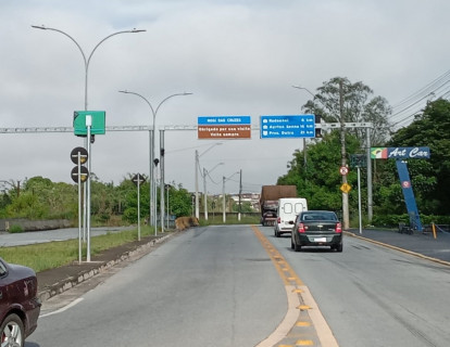 Na avenida Guilherme George, a fiscalização eletrônica está sendo implantada próximo à divisa com Suzano e também verificar veículos que entram e deixam a cidade