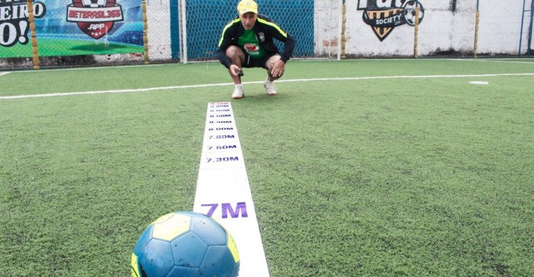 A trena à laser funciona instantaneamente e, para Oscar, resultaria em mais gols de falta.