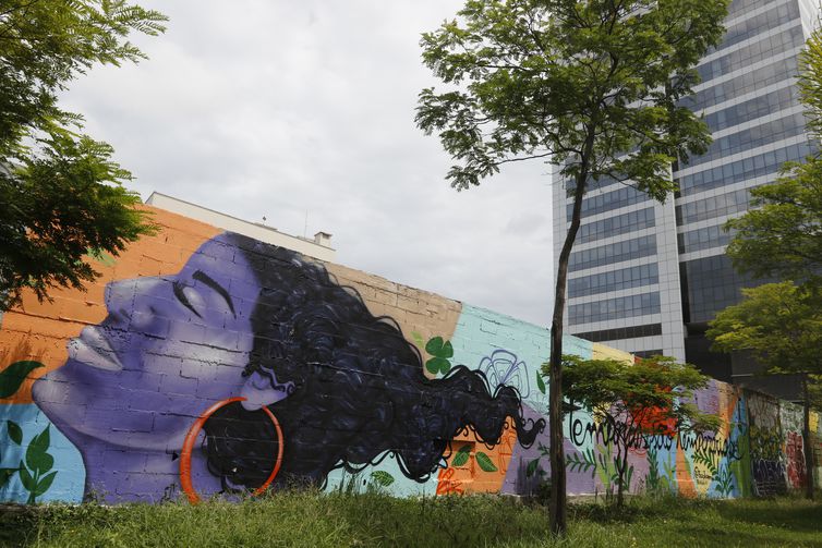  Distrito de Arte do Porto, na Zona Portuária do Rio de Janeiro, apresenta murais de graffiti ao longo do Passeio Ernesto Nazareth, formando uma galeria de arte urbana a céu aberto