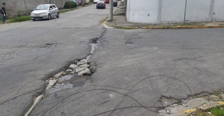 Via no Jardim Universo tem diversos buracos