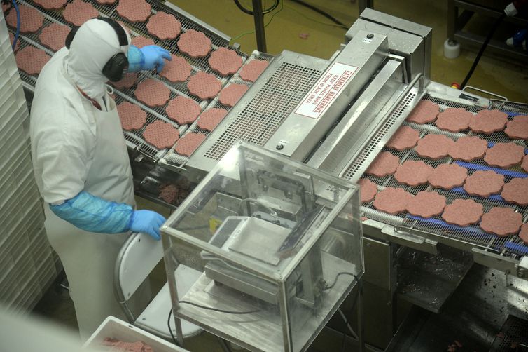 Linha de processamento de alimentos da fábrica da BRF em Abu Dhabi, nos Emirados Árabes Unidos
