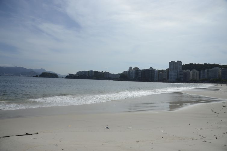 A Praia de Icaraí, em Niterói, teve sua areia analisada em projeto que investiga a relação entre a ocorrência do poluente microplástico e de superbactérias