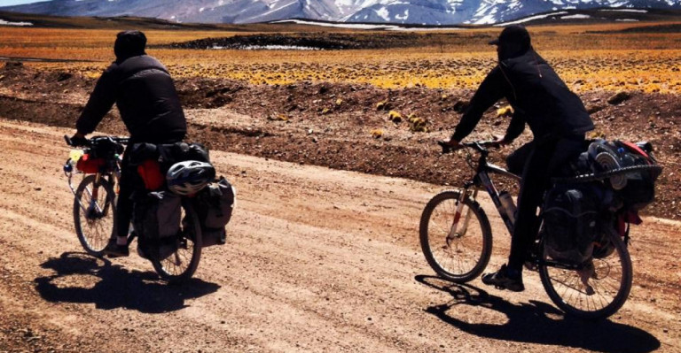 Ernesto e Andreza viajam o mundo andando de bicicleta.