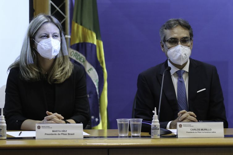Os presidentes da Pfizer do Brasil, Marta Diez e da América Latina, Carlos Murillo, durante anúncio à imprensa, sobre a produção de vacinas no Brasil