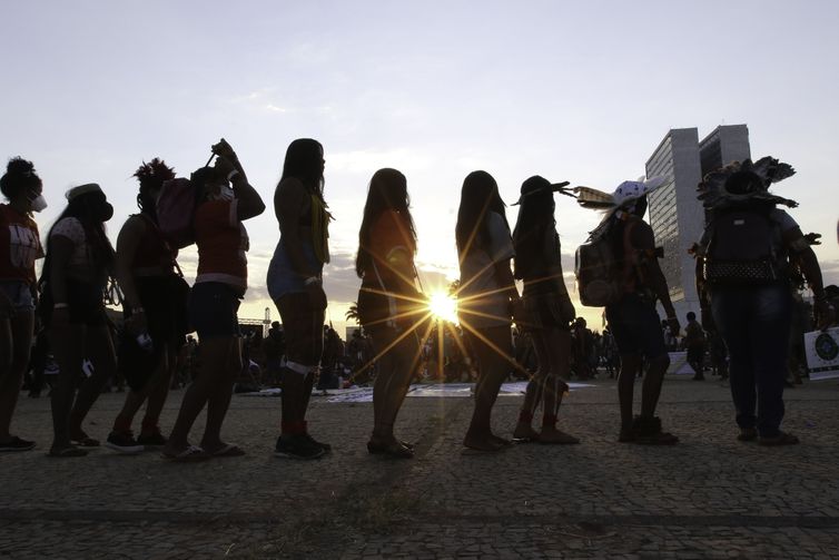 Indígenas acompanham  sessão em um telão montado em frente ao Supremo Tribunal Federal (STF), na Praça dos Três Poderes