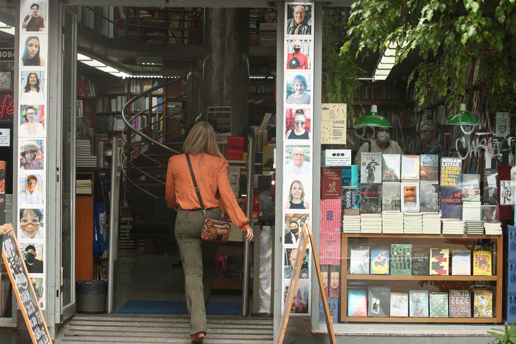 Movimento de leitores na livraria Martins Fontes, em Vila Buarque.