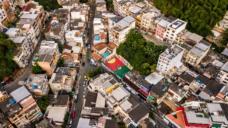 Morro dos Prazeres, em Santa Teresa, recebe novo colorido na segunda etapa do projeto Revitaliza Graffiti.