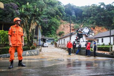 Nossos militares seguem na missão de resgate em Petrópolis na tarde deata segunda-feira (21.03).   Na Rua Washington Luis, no Centro, houve deslizamento de terra e desabamento de imóveis.