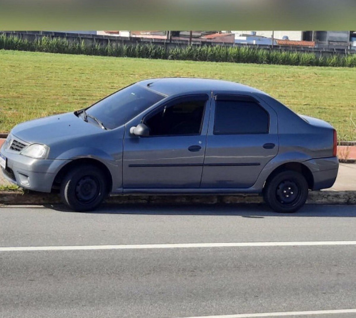 Carro utilizado pelos suspeitos para roubarem o veículo de carga