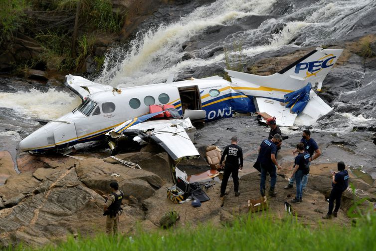 Brazilian country singer Marilia Mendonca killed in small airplane crash in Piedade de Caratinga