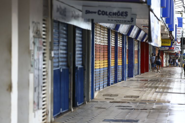 Comércio e atividades consideradas não essenciais fecham as portas durante lockdown no Distrito Federal.