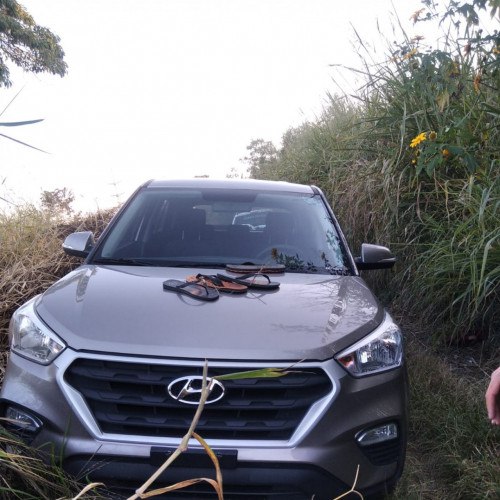 Equipes da Rocam e Força Tática fizeram um cerco nas proximidades e localizaram os veículos em uma mata fechada