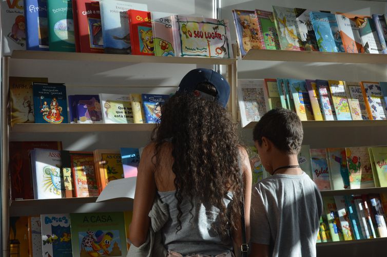 Brasília - A Feira do Livro de Brasília chega à 32ª edição, com o tema “Meu mestre, meu livro”. A programação inclui palestras, bate-papos, além de lançamentos e apresentações (Antônio Cruz/Agência Brasil)