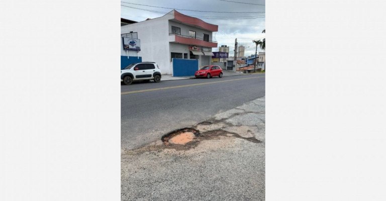 Fotos de buracos em vias têm sido compartilhadas nas redes sociais