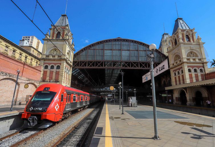 A Estação da Luz é uma das mais importantes estações ferroviárias da cidade de São Paulo, projeto foi feito por Charles Henry Driver, um arquiteto britânico conhecido por projetos em estações ferroviárias.