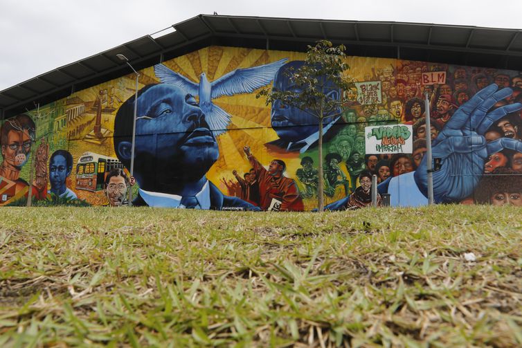 Distrito de Arte do Porto, na Zona Portuária do Rio de Janeiro, apresenta murais de graffiti ao longo do Passeio Ernesto Nazareth, formando uma galeria de arte urbana a céu aberto