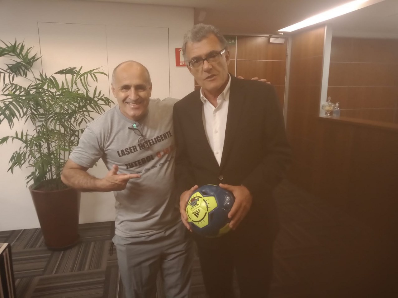 Oscar relata que ainda conversa com o vice-presidente da CBF Fernando Sarney.